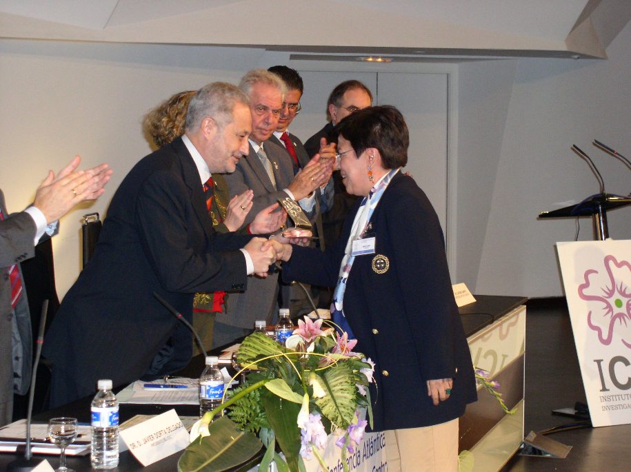 Nubia Muñoz recibe el Premio Atlántico de Investigación del Cáncer de manos del Presidente del Gobierno de Canarias en el Auditorio de Tenerife (12 de febrero de 2004)